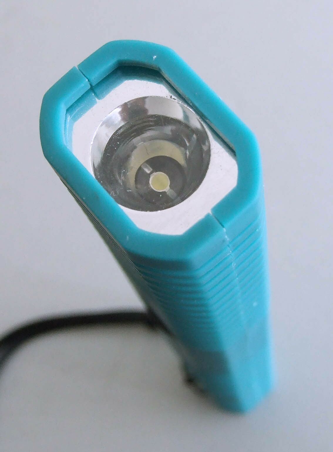 Led lampa sa magnetom