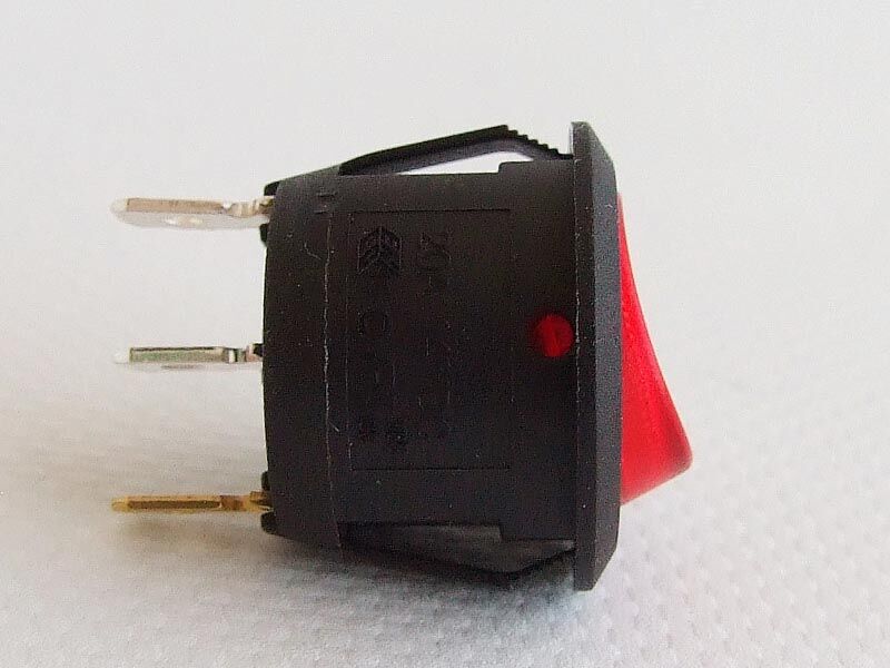 Prekidac 3 terminala , 12v 16amp, crveni