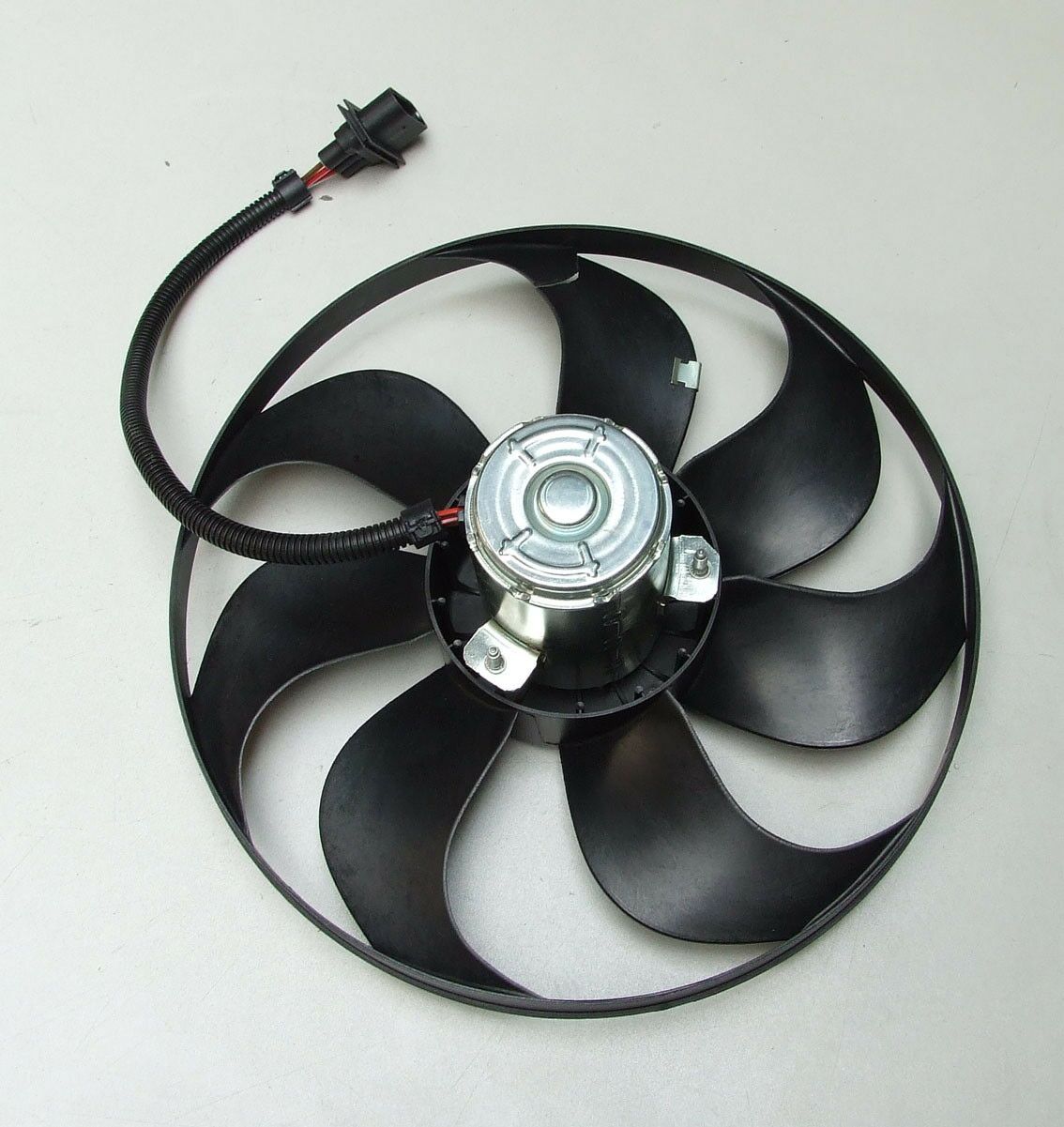Ventilator hladnjaka motora audi a3 vw golf v